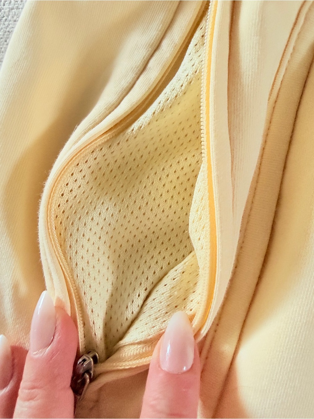 Old Navy Dynamic Fleece Light Yellow Athletic Zip-Pocket 3 inch Shorts - Picture 4 of 11